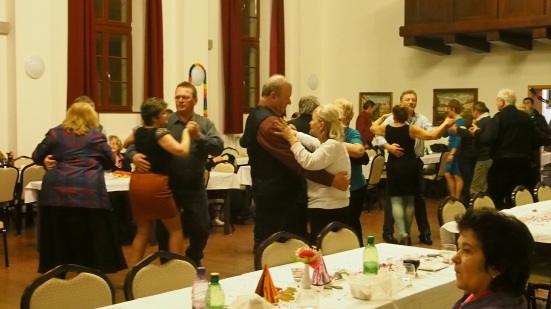 Pochovávanie basy v Rači zakončila v Nemeckom kultúrnom dome ľudová zábava, pri ktorej hrala do tanca hudobná skupina Kozovanka z Bratislavy. Foto: MÚ Rača