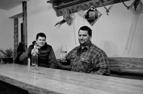Račiansky vinár Jozef Štibrány a Jozef Mórik z Račianskeho spolku. FOTO: Marcel Rebro