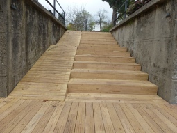 Podesta schodiska umožnila znížiť ostrý uhol pôvodných schodov